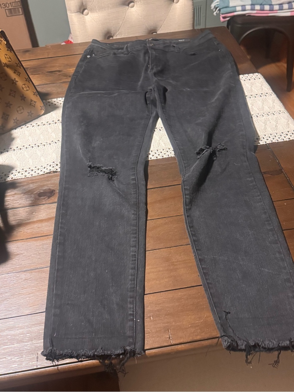 Judy Blue Black Distressed Slim Fit Jeans with Frayed Hem. 11/30